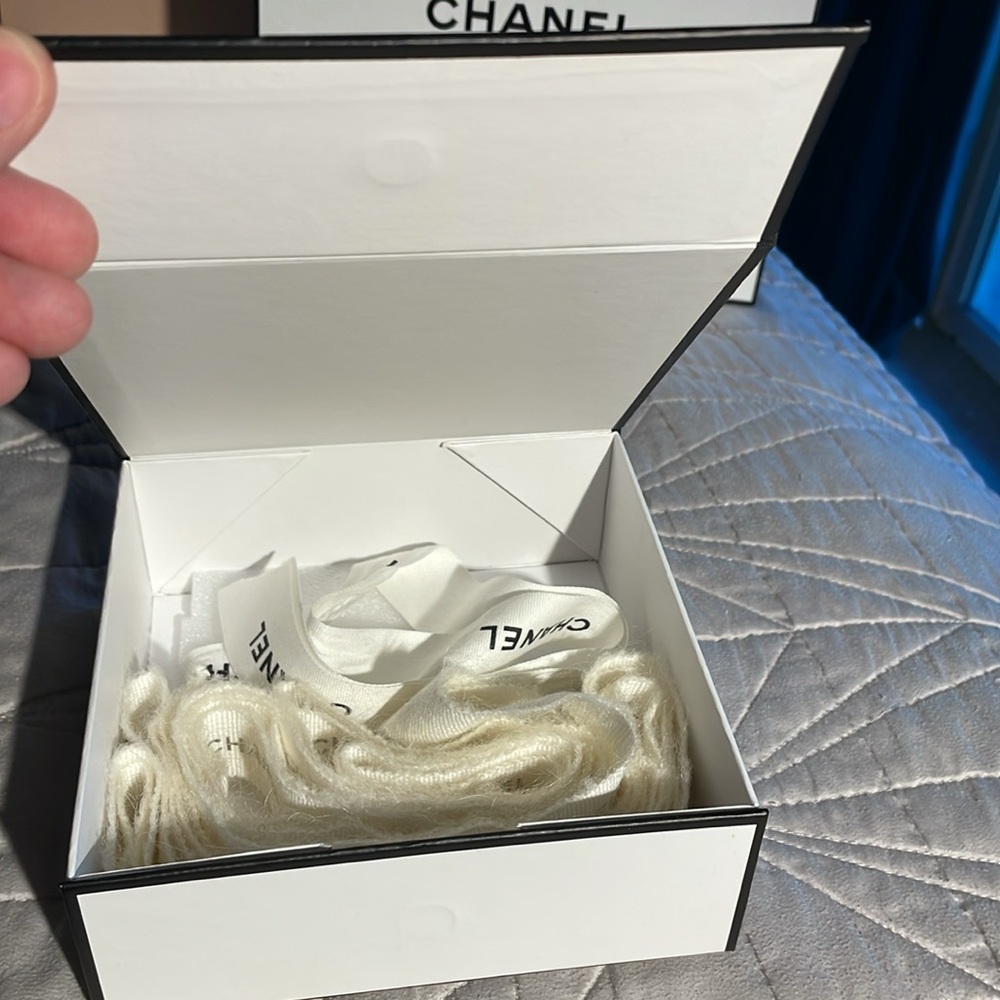 Chanel Box with Chanel Ribbon - Picture 9 of 12